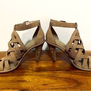 Vince Camuto womens Frelly Stacked Heel Sandal Heeled Sandal